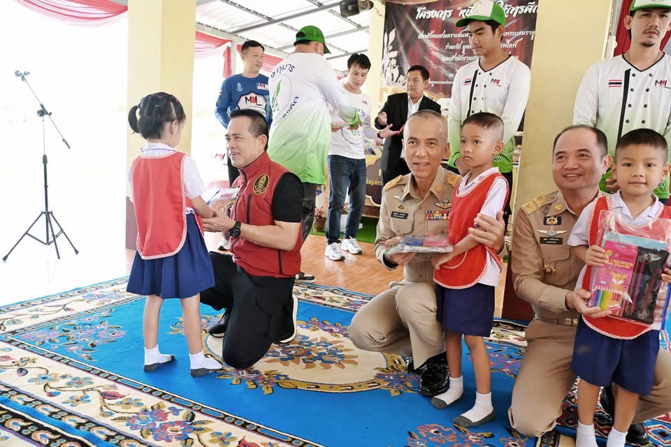 1756729763354 มูลนิธิมิราเคิลออฟไลฟ์ ร่วมกับสภาสังคมสงเคราะห์แห่งประเทศไทยฯ และสำนักงานสลากกินแบ่งรัฐบาลเดินหน้าสานต่อโครงการ “น้ำพระทัยพระราชทาน“หนึ่งใจ…ให้การศึกษา”เพื่อส่งมอบโอกาสดี ๆ ให้กับน้อง ๆ นักเรียน