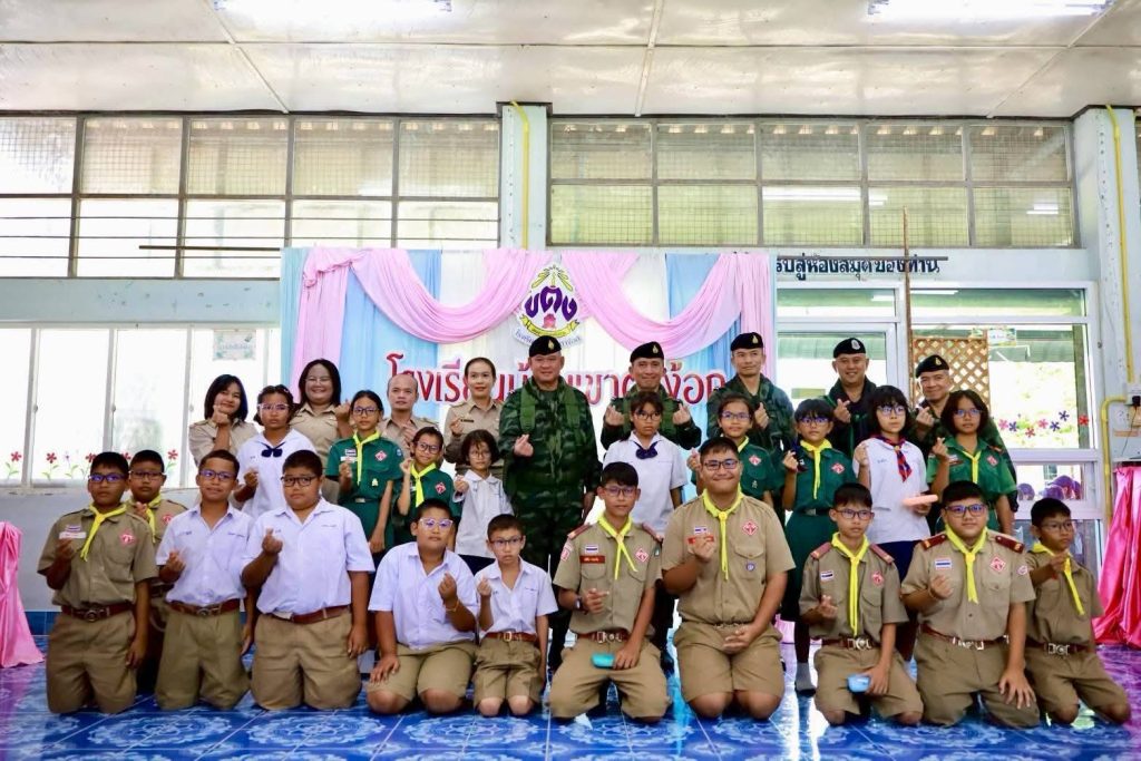 1756877195482-1024x683 กองบุญอนาคตสดใสสำเร็จแล้ว❗️ข่าวดีแห่งการให้: มูลนิธิพุทธภูมิธรรม เป็นตัวแทนท่านมอบโอกาสทางการศึกษาแก่เด็กนักเรียน พร้อมส่งมอบแว่นตาให้เด็ก ๆ ชายแดน