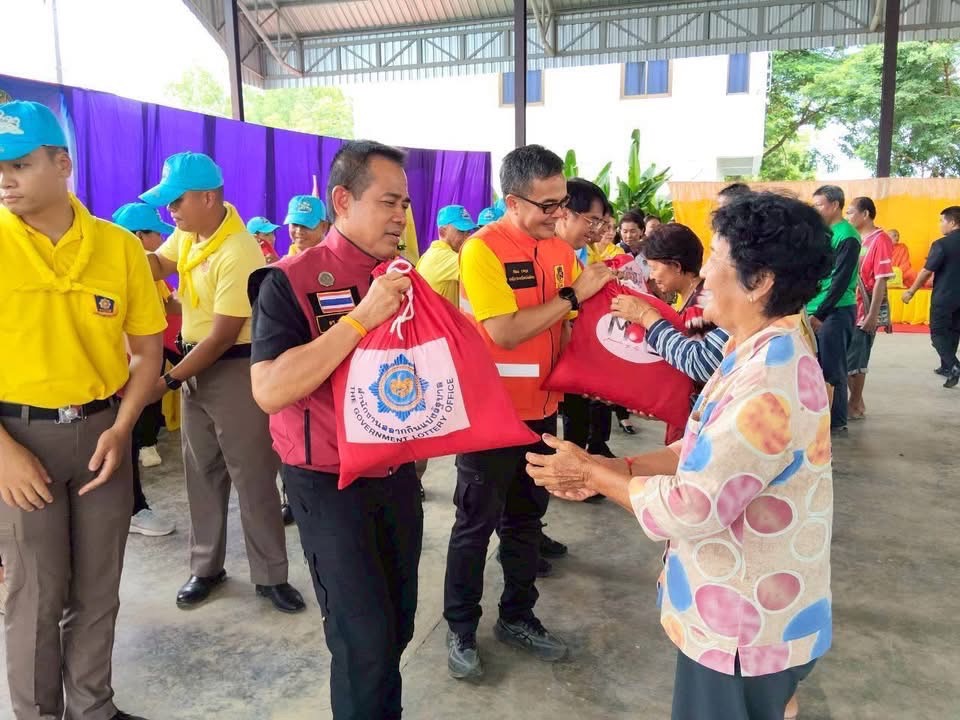 1757320143414 ร้อยตำรวจโท ดร.มนัส โนนุชประธานสภาสังคมสงเคราะห์ และประธานมูลนิธิมิราเคิล ออฟไลฟ์ ร่วมกับ สำนักงานสลากกินแบ่งรัฐบาล มอบสิ่งของ (ถุงยังชีพ) ตามโครงการ "น้ำพระทัยพระราชทาน" และโครงการ "หนึ่งใจ…ช่วยเหลือผู้ประสบภัย"