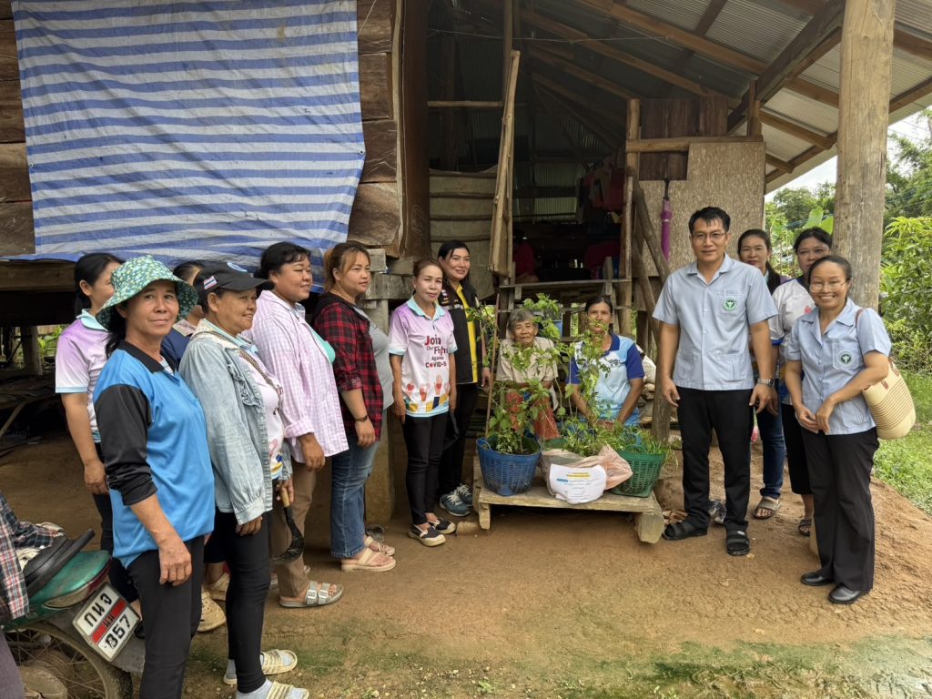 1758522701702-1024x768 ลงพื้นที่เดินหน้าให้ความรู้“พืชผักสมุนไพร หนึ่งหลุมหนึ่งเมนู” สร้างเสริมสุขภาพผู้สูงวัย ปลอดภัยจากฝุ่น PM2.5