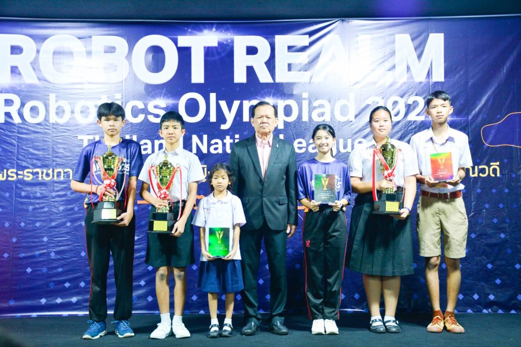 1760880279350-1024x683 ปทุมธานี เซียร์รังสิตจัดพิธีมอบถ้วยพระราชทาน-เงินทุน 300,000 บาทเด็กไทยนักเรียนคนเก่งแข่งหุ่นยนต์โรบอทเป็นตัวแทนไปแข่งต่างประเทศ 