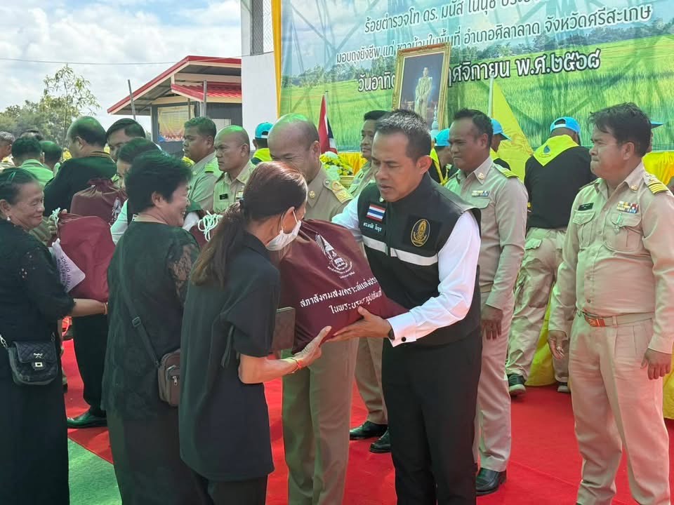 1762153070683 สภาสังคมสงเคราะห์แห่งประเทศไทย ในพระบรมราชูปถัมภ์ ร่วมกับ มูลนิธิมิราเคิล ออฟไลฟ์ และ มหาวิทยาลัยจุฬาลงกรณราชวิทยาลัย จัดกิจกรรมมอบสิ่งของอุปโภคบริโภค (ถุงยังชีพ) ให้แก่ประชาชนในพื้นที่ ตามโครงการ “น้ำพระทัยพระราชทาน” และโครงการ “หนึ่งใจ…ช่วยเหลือผู้ประสบภัย” เพื่อบรรเทาความเดือดร้อนแก่ผู้ได้รับผลกระทบจากภัยพิบัติ และเพื่อส่งเสริมการมีส่วนร่วมของทุกภาคส่วนในการสร้างสังคมแห่งการแบ่งปันและความเอื้ออาทร