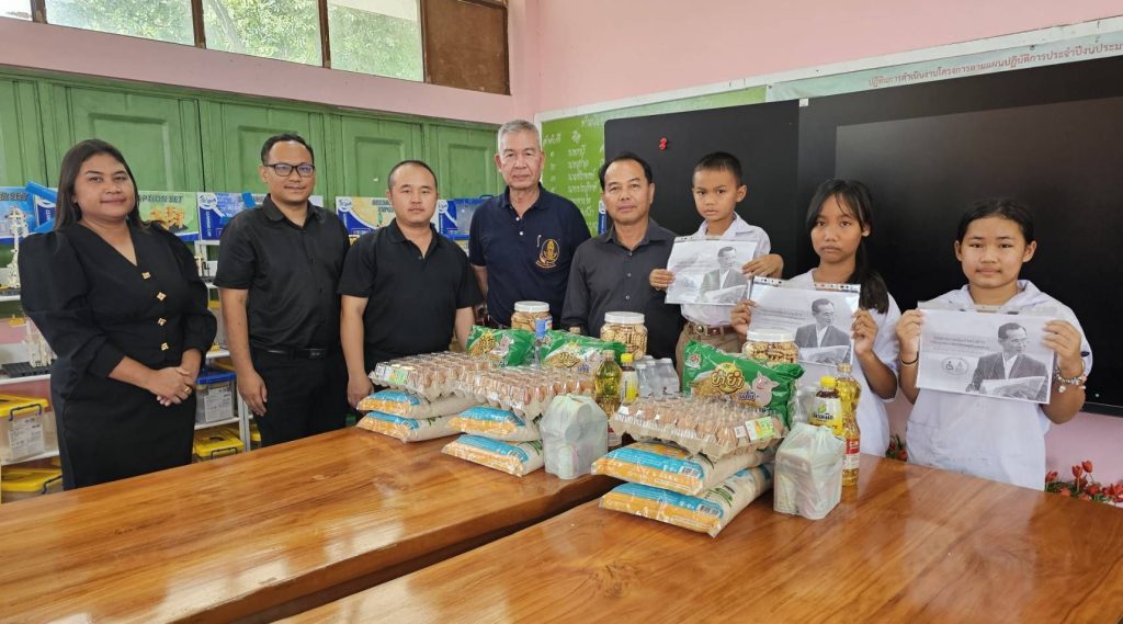 1762860381629-1024x569 พ.ต.ศิริชัย ทรัพย์ศิริ นายกสมาคมฯ/กรรมการอำนวยการสภาสังคมสงเคราะห์แห่งประเทศไทย ในพระบรมราชูปถัมภ์ : ลงพื้นที่มอบชุดเยี่ยมให้กับนักเรียนยากจน จำนวน 3 ราย 