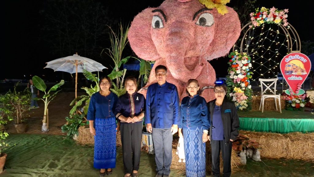 1765411510551-1024x577 คึกคัก นักท่องเที่ยวร่วมเปิดงานทำบุฯกองข้าว ชมหุ่นฟางยักษ์