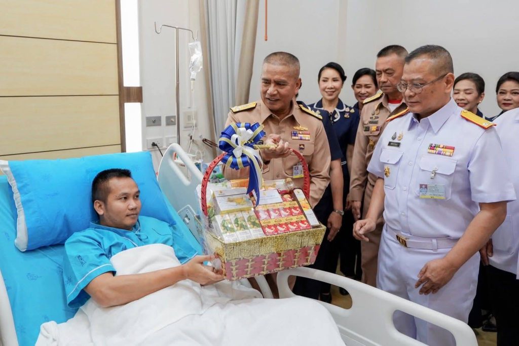 1767770722603-1024x683 ผบ.ทร.พร้อมนายกสมาคมภริยา ทร.และคณะฯ เยี่ยมเพื่อเป็นขวัญและกำลังใจ 2 ทหารกล้าผู้ปกป้องอธิปไตยไทย ณ รพ.สมเด็จพระนางเจ้าสิริกิติฯ