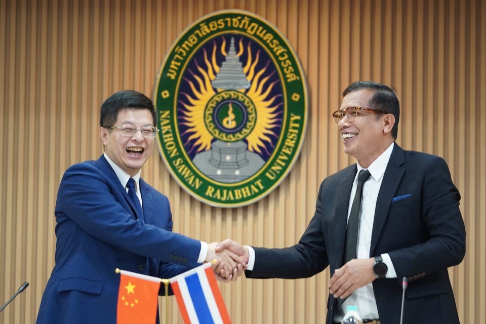 1769681502131 ผศ.ดร.ไชยรัตน์ ปราณี อธิการบดีม.ราชภัฏนครสวรรค์ ผนึก ‘จงกวนซุน’ และ ม.เกษตรฯ จีน เดินหน้าโปรเจกต์ยักษ์ “50 ปี มิตรภาพทองจีน–ไทย” พลิกโฉมสู่ Smart University เต็มรูปแบบ