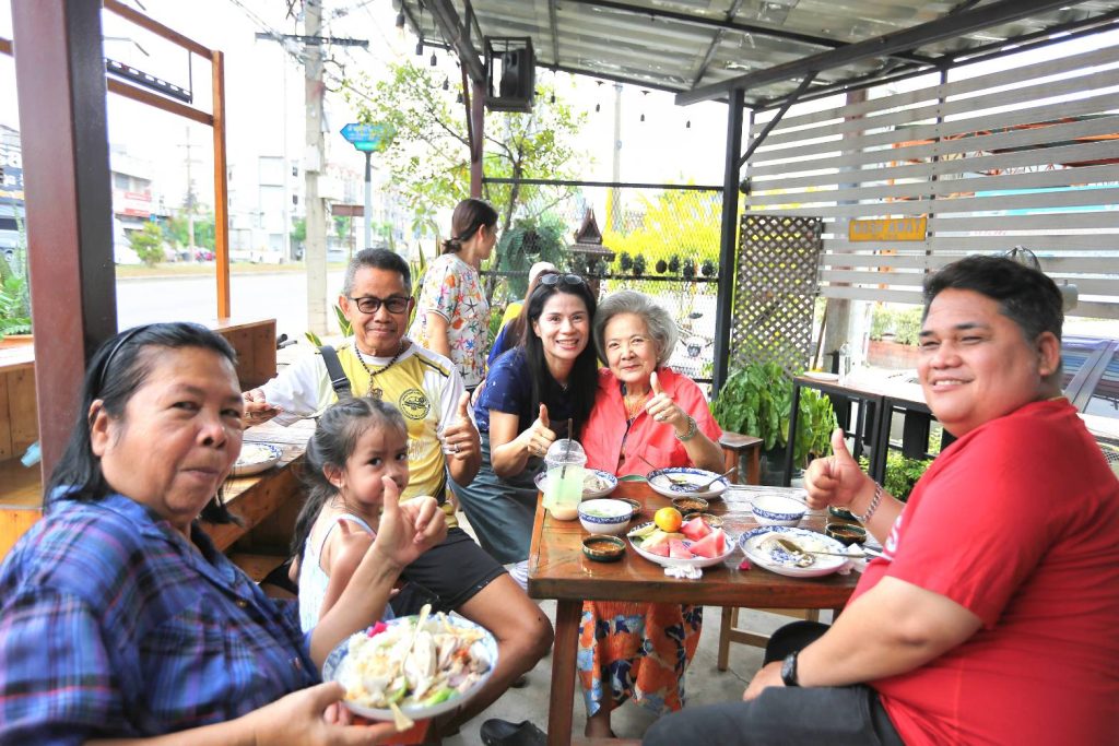 1773919452355-1024x683 ชาวจ.ปทุมธานีห้ามพลาดต้องมาชิม ,ร้านข้าวมันไก่,หน้าปากซอยลำลูกกา 6 ทางเข้าชุมชนเดชเจริญ ติดถนนเส้นหลักลำลูกกาขาออก พบร้านเปิดใหม่เป็นร้านข้าวมันไก่ต้มโบราณสูตรน้ำจิ้มรสเด็ด