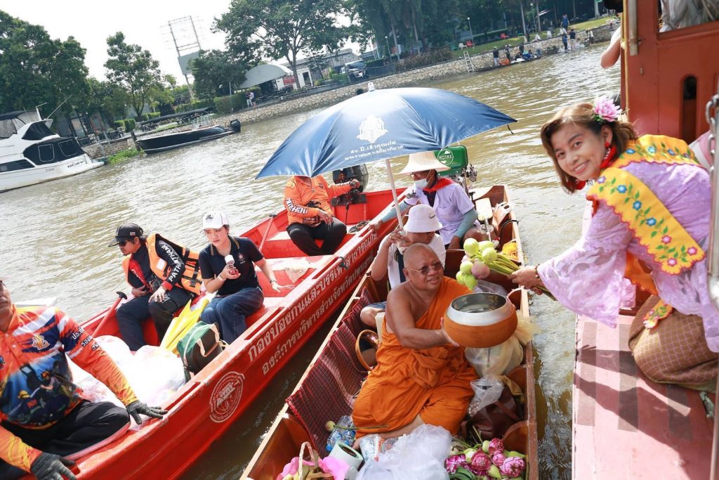 1793457995937-1024x683 ปทุมธานี อิ่มบุญอิ่มใจ! ประชาชนชาวไทยและชาวต่างชาตินับร้อยพร้อมใจร่วมสืบสานประเพณี "ตักบาตรพระร้อยร่วมใจถวายบัว" ณ วัดโบสถ์ จ.ปทุมธานี